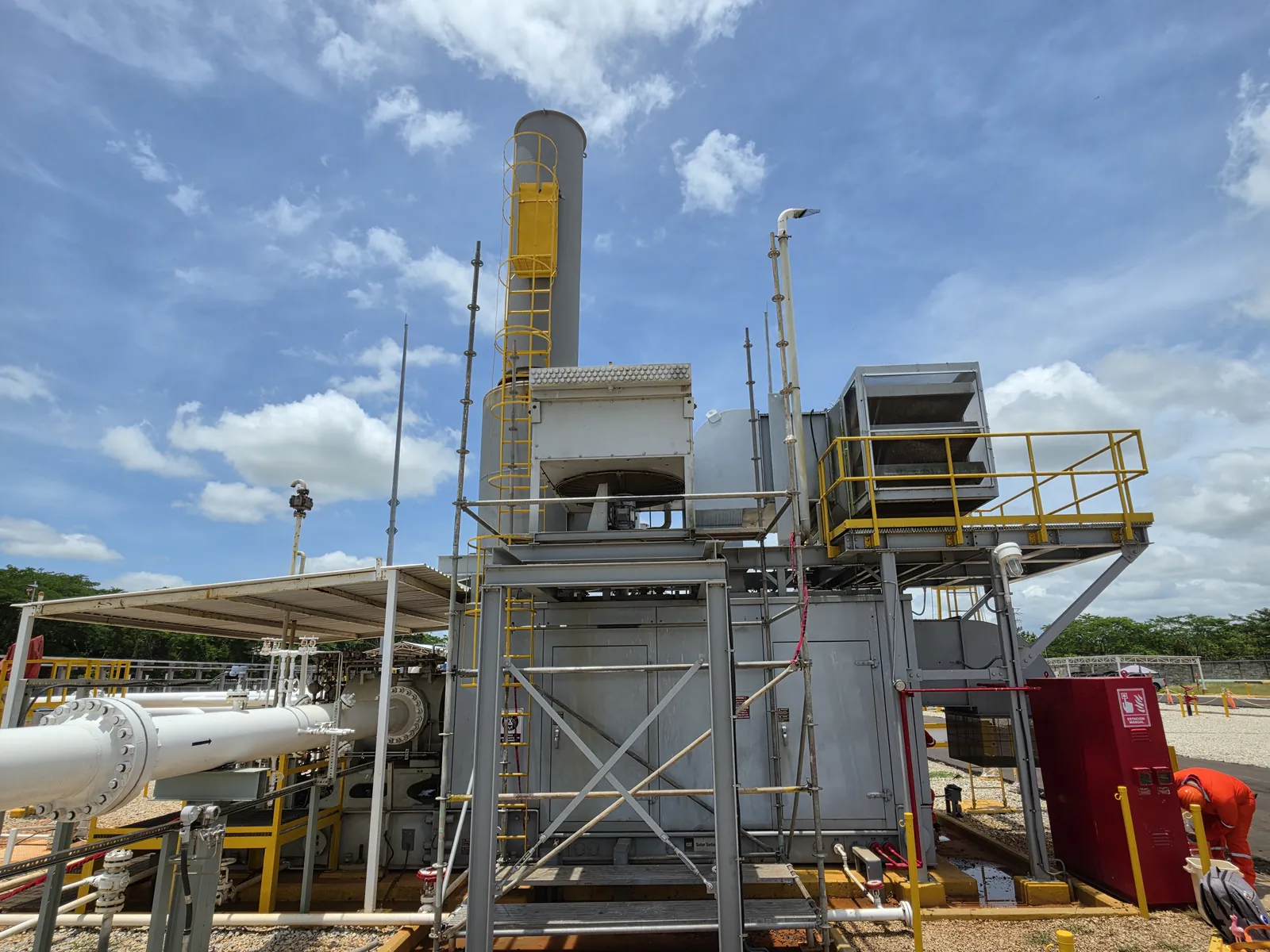 Paquete de turbocompresión con banco de enfriadores y chimenea en estación de compresión de gas