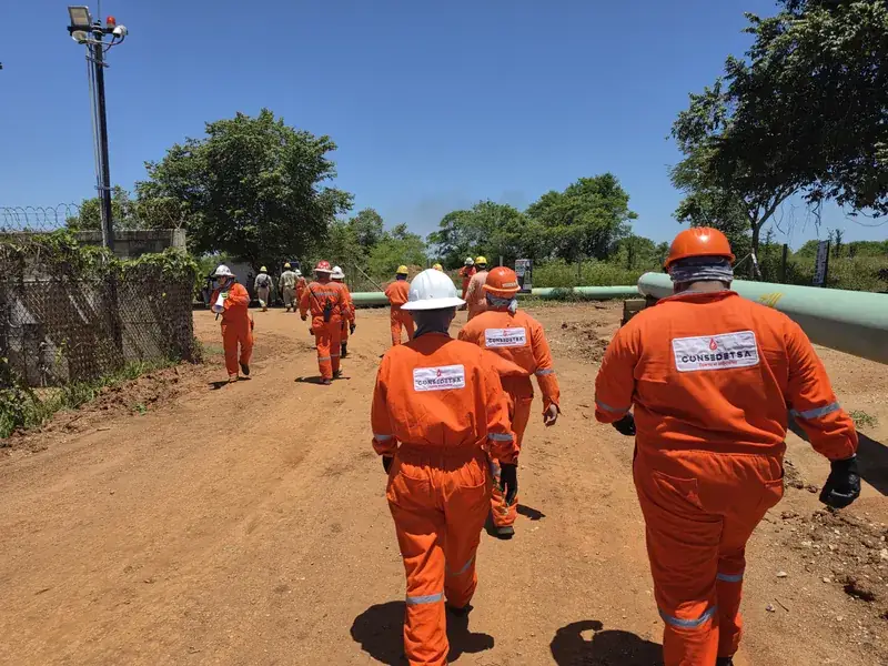 Cuadrilla de técnicos en traslado al frente de trabajo